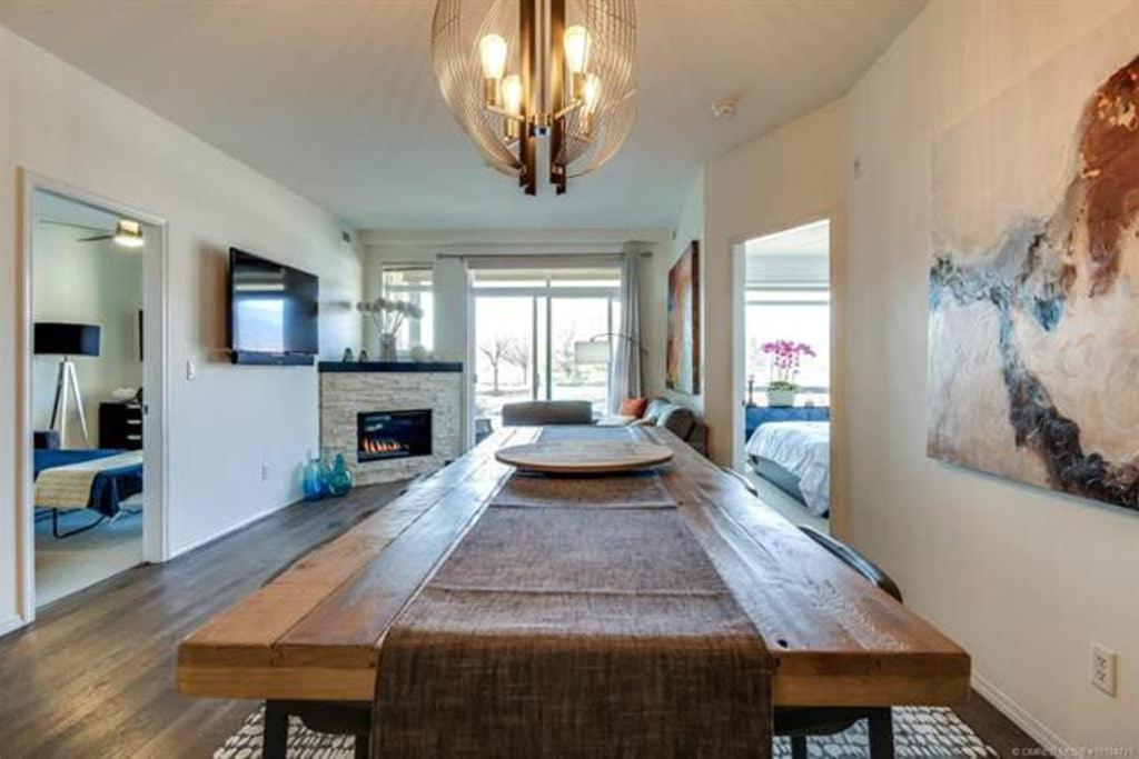 Tranquil Waterfront Condo ケロウナ エクステリア 写真