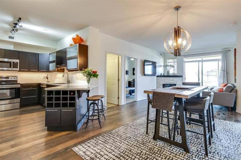 Tranquil Waterfront Condo ケロウナ エクステリア 写真