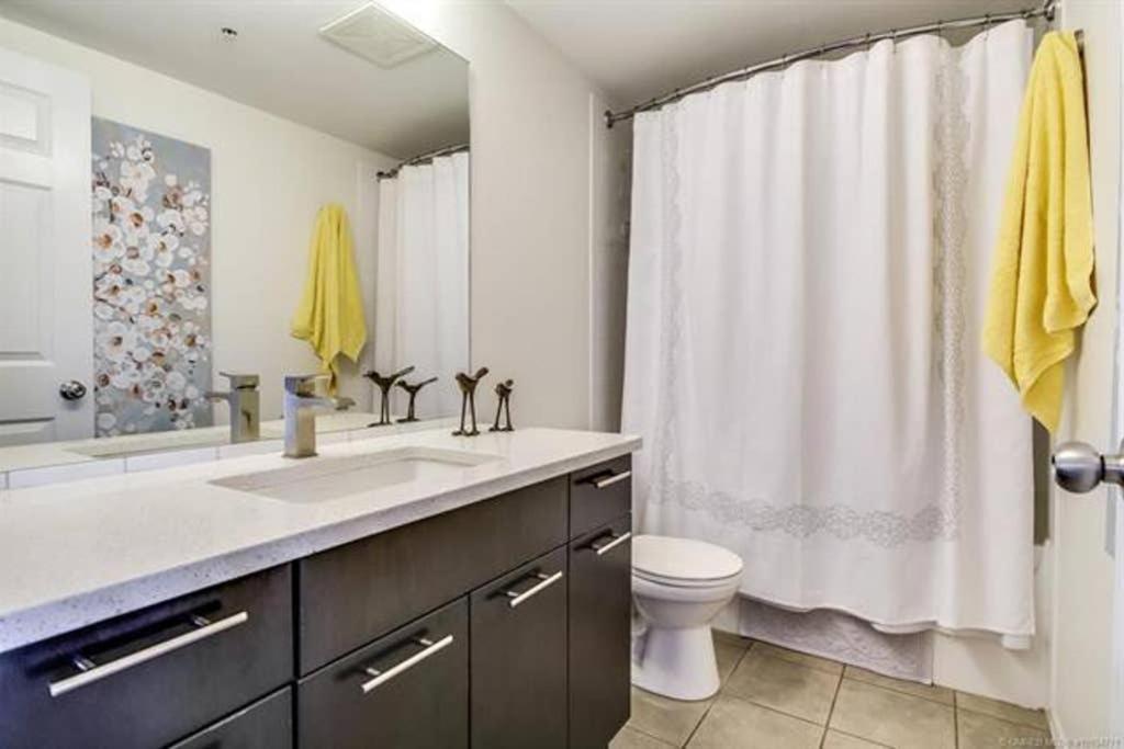 Tranquil Waterfront Condo ケロウナ エクステリア 写真