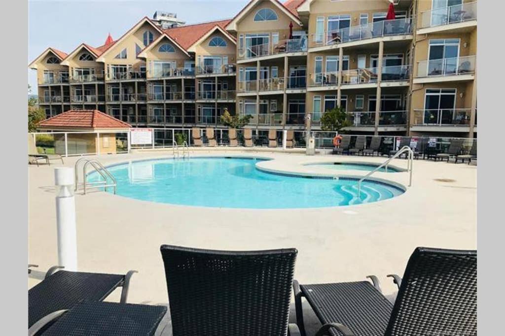 Tranquil Waterfront Condo ケロウナ エクステリア 写真