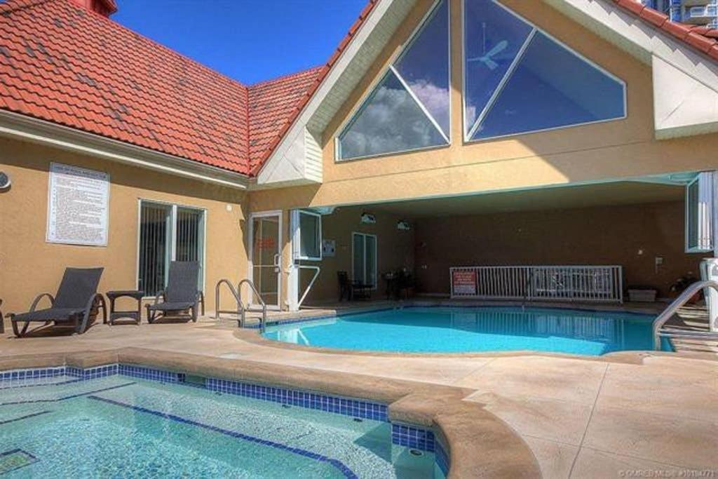 Tranquil Waterfront Condo ケロウナ エクステリア 写真
