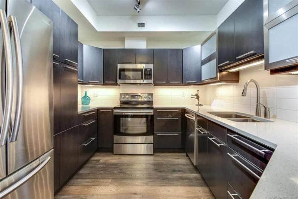 Tranquil Waterfront Condo ケロウナ エクステリア 写真