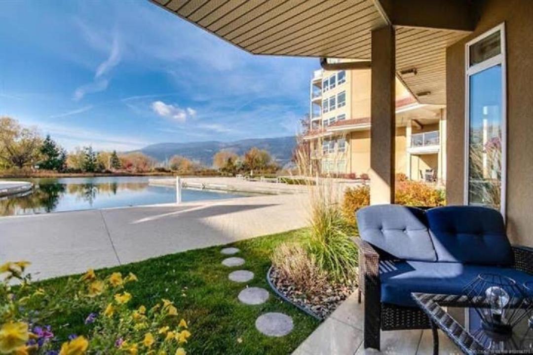 Tranquil Waterfront Condo ケロウナ エクステリア 写真